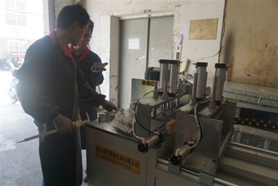 全自動切鋁機(jī) 全自動切鋁機(jī)