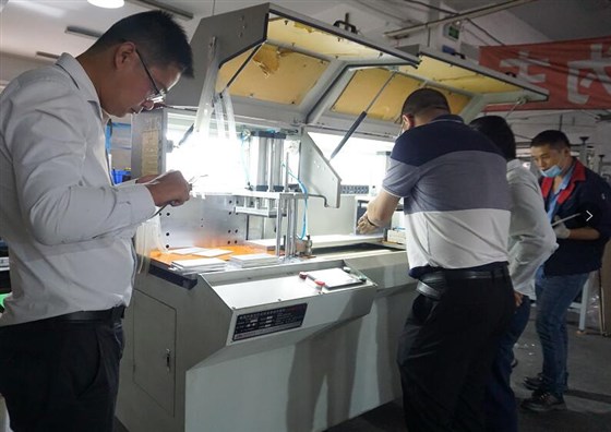 全自動(dòng)切鋁機(jī)