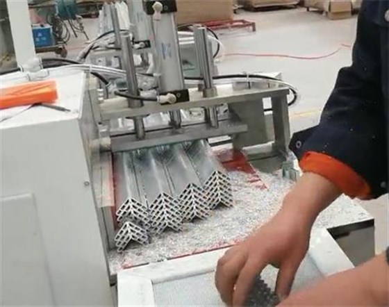 角碼切割機(jī)切24支料 角碼切割機(jī)切24支料